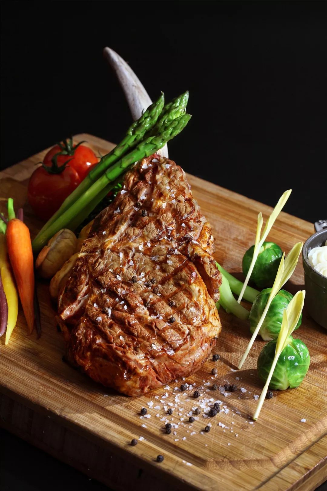 900g的霸气分量牛肉表面漂亮的纹理难得一见的澳洲战斧牛排在整个合肥