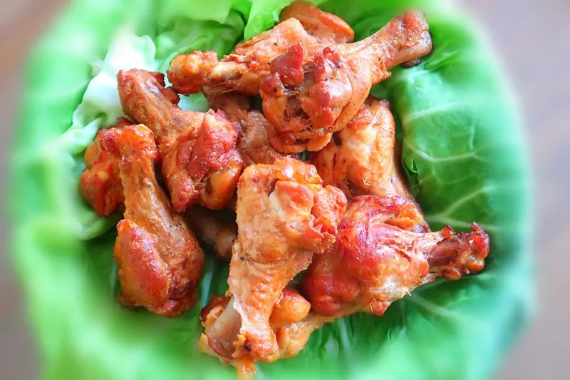 翅根鸡脖鸡头鸡胗猪蹄猪尾肥肠"现在我们这个店每天光是鸡架就卖出去