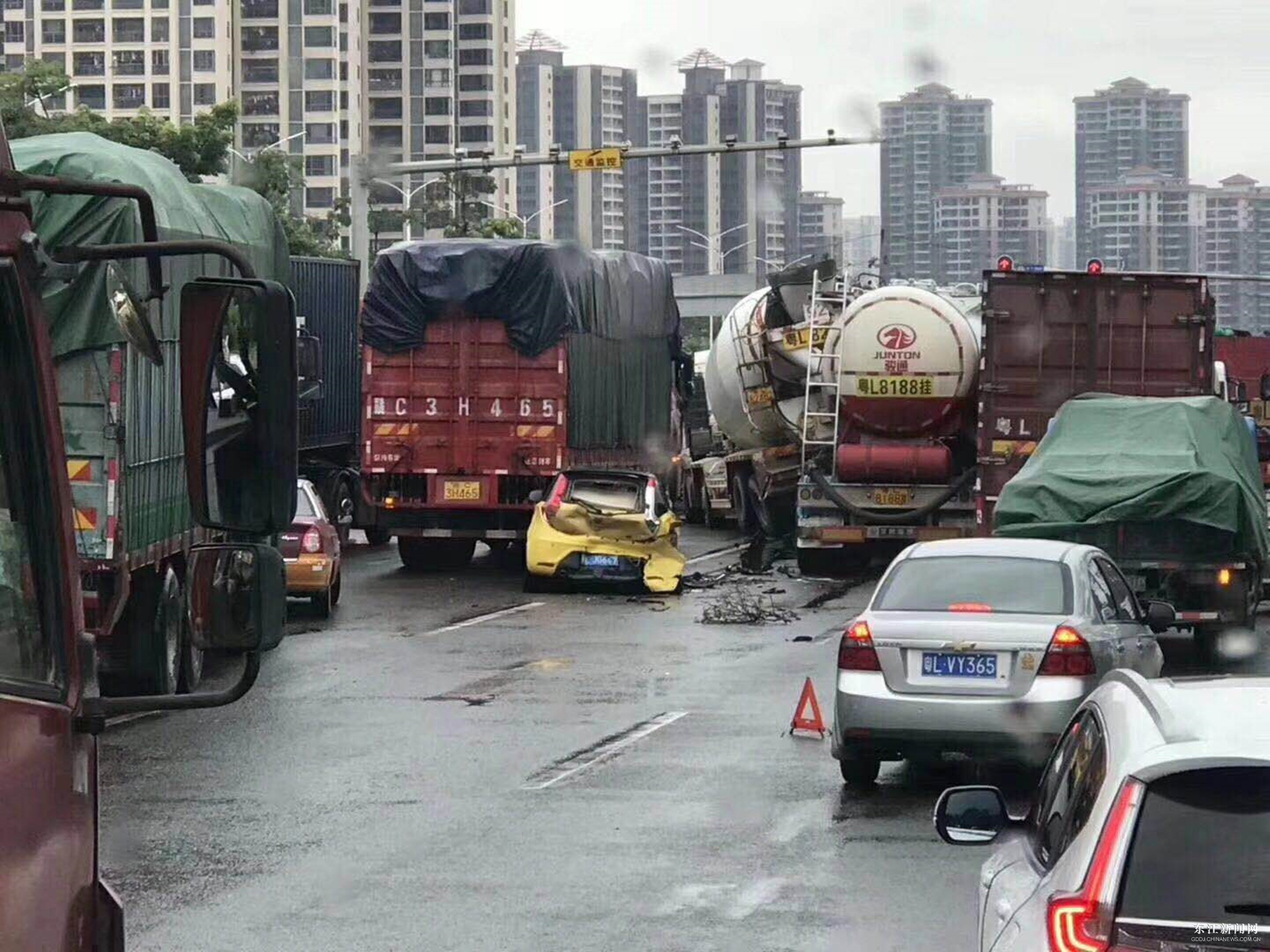 惠州仲恺今天早晨车祸图片