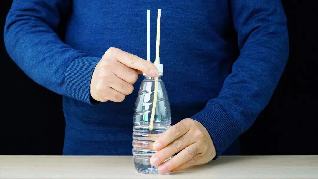 3.往矿泉水瓶内倒入约三分之一瓶清水,然后拧紧瓶盖.2.