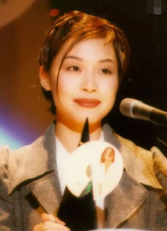 曾齐名王菲的天后,当红时退圈嫁dj,女儿因太美被送出国读书_彭羚