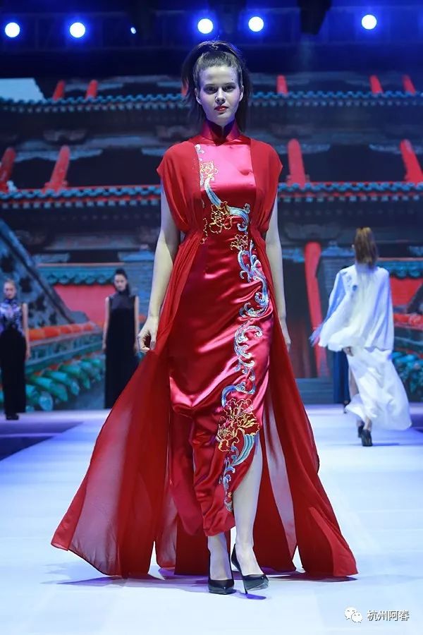 瀚艺hanart深刻领悟了"中国审美"所具有的高度与意境,倡导"上海裁缝"