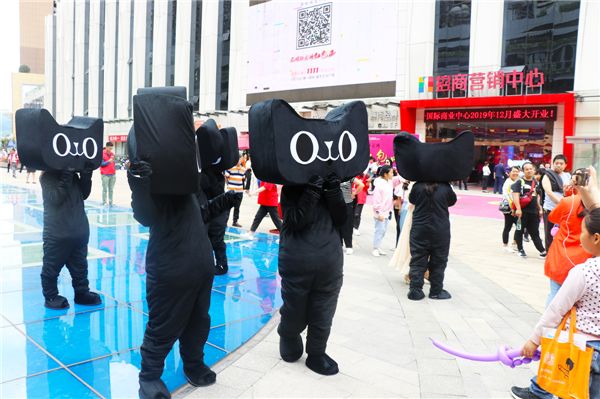 天猫人偶互动蘸水音乐节时尚欢快的快闪舞唯一国际城市之光广场变身"