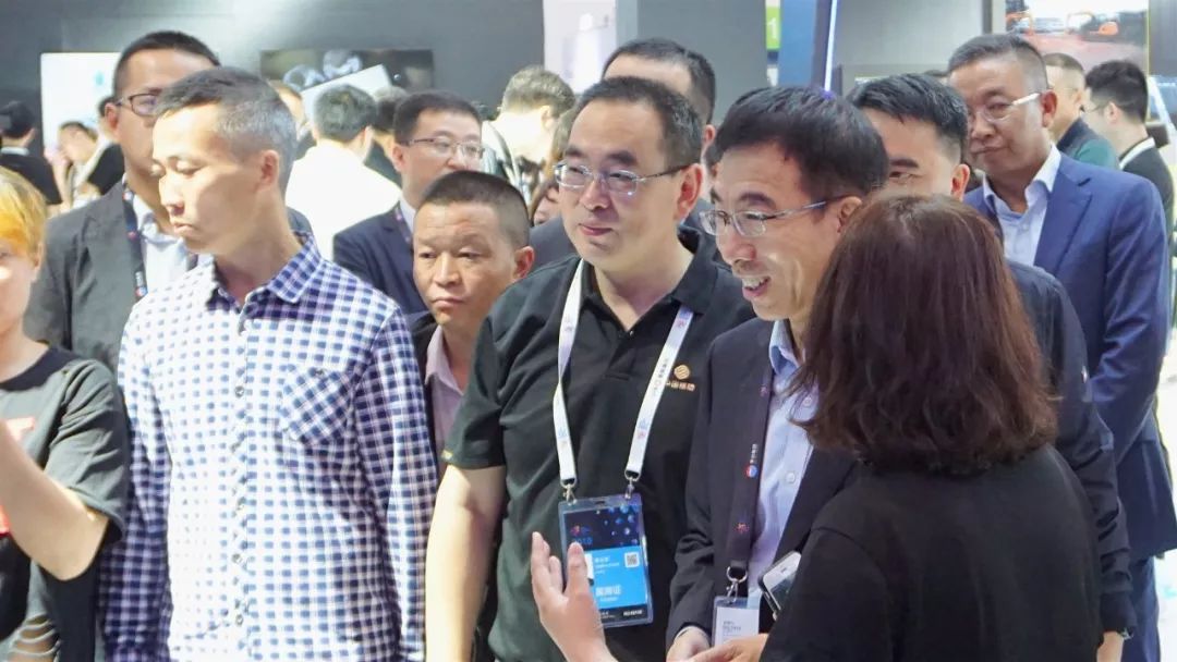 贵州移动分公司总经理刘雪峰参观5g未来之门怎么样,是不是特别酷炫