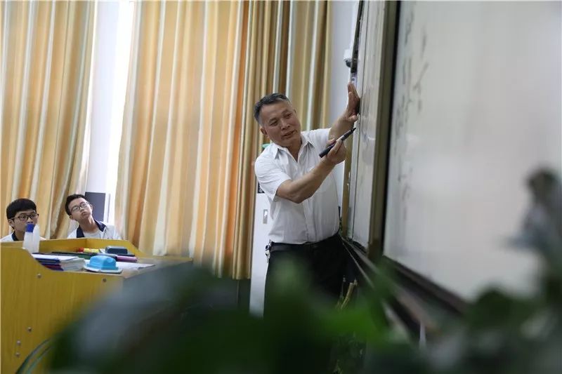 玉屏民族中学教师石峰因为热爱所以坚守