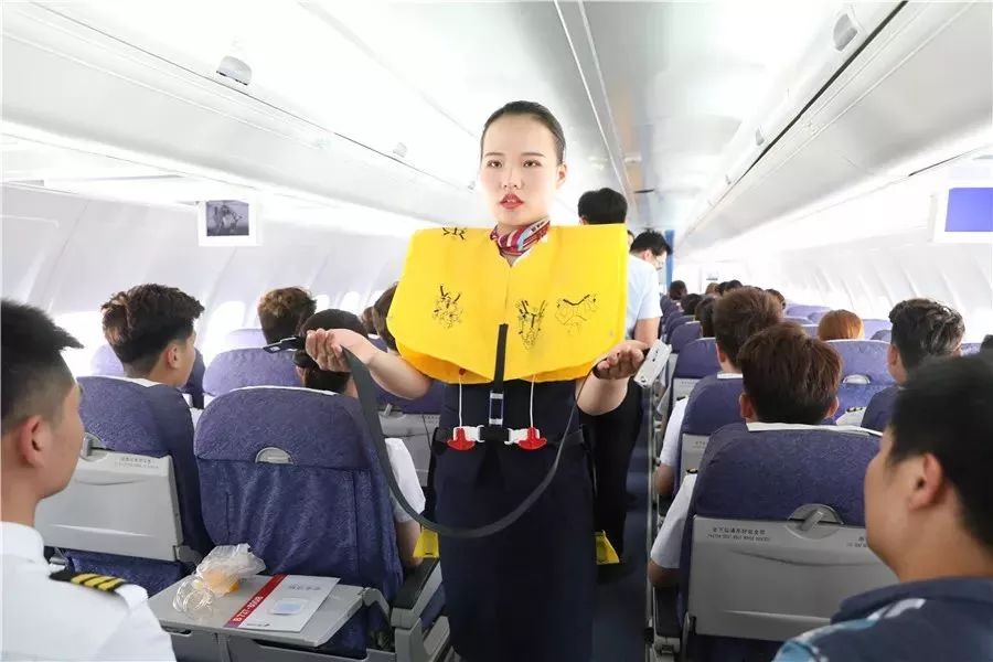 学生演练飞机安全带正确系法