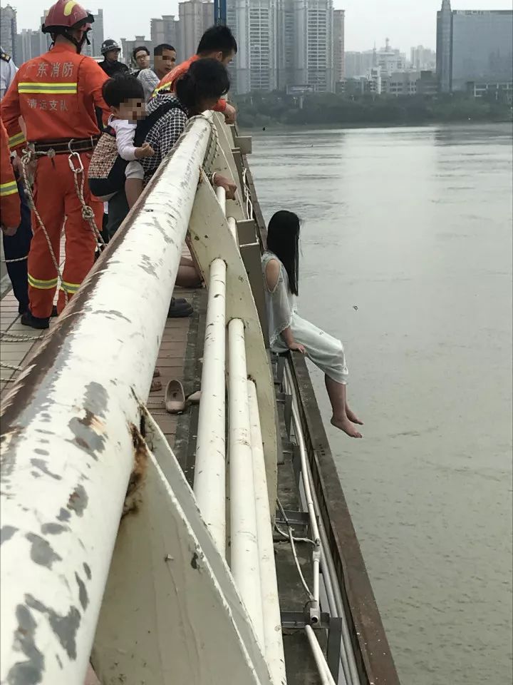 清远凤城大桥女子跳桥,事件全过程曝光,生命不可儿戏