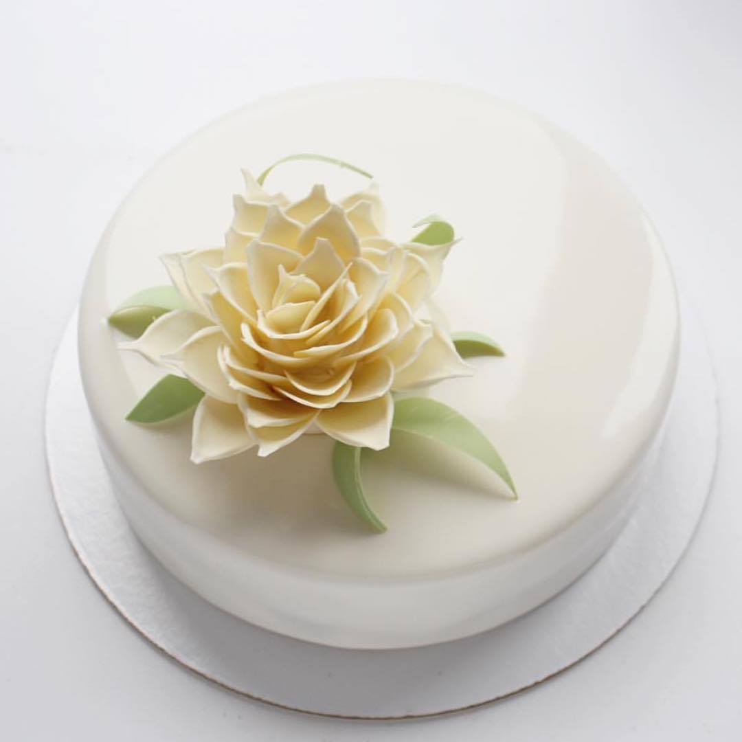 用巧克力花装饰蛋糕,等于在慕斯上种出一朵花,这技术高超极了