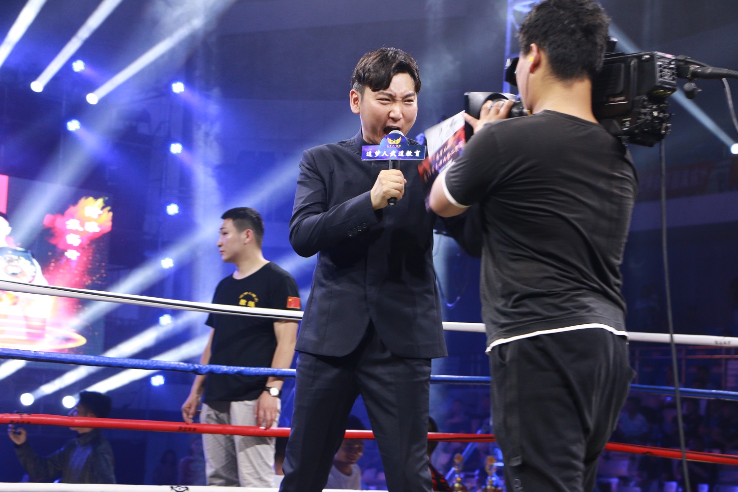 昨晚:焦富开打到法国悍将扔白毛巾投降,仅用23秒tko获胜