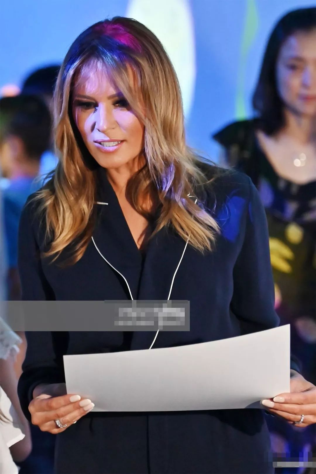 原创日本第一夫人陪梅拉尼娅参观,57岁安倍昭慧超配合,眼睛都笑没了