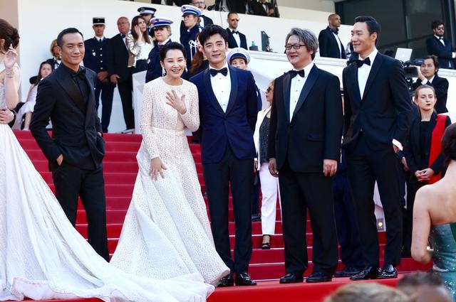 导演徐浩峰,主演许晴,张傲月,李光洁,黄觉纷纷踏上红毯.