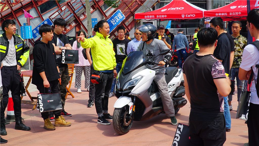 台荣探路者引领风骚招百余摩友齐聚天下第一关