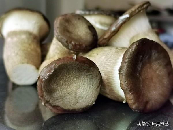 虎奶菇按住酥炸鸡腿肉不放就是好吃