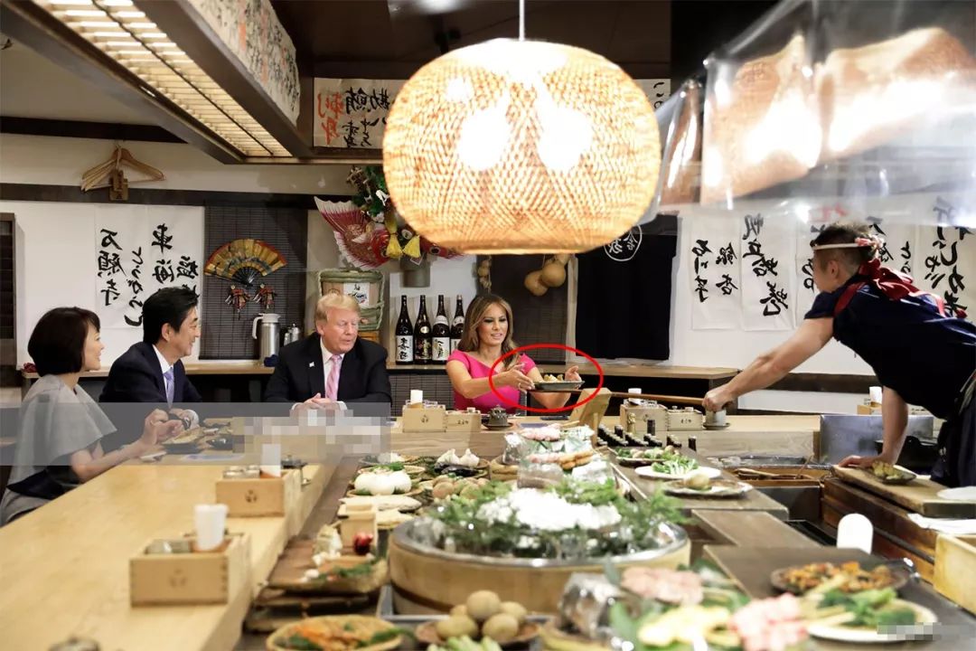 原创安倍昭惠热情招待梅拉尼娅两次主动侧头显亲切却遭冷脸碰壁