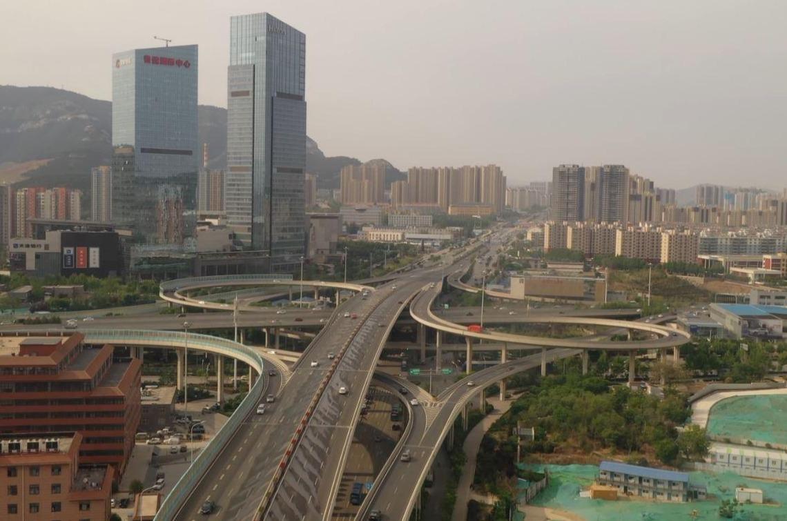 航拍济南英雄山立交桥