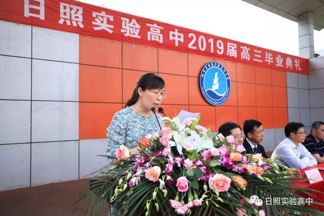 胸藏珠玉担当实干不负青春志存高远诚恕智勇走向未来