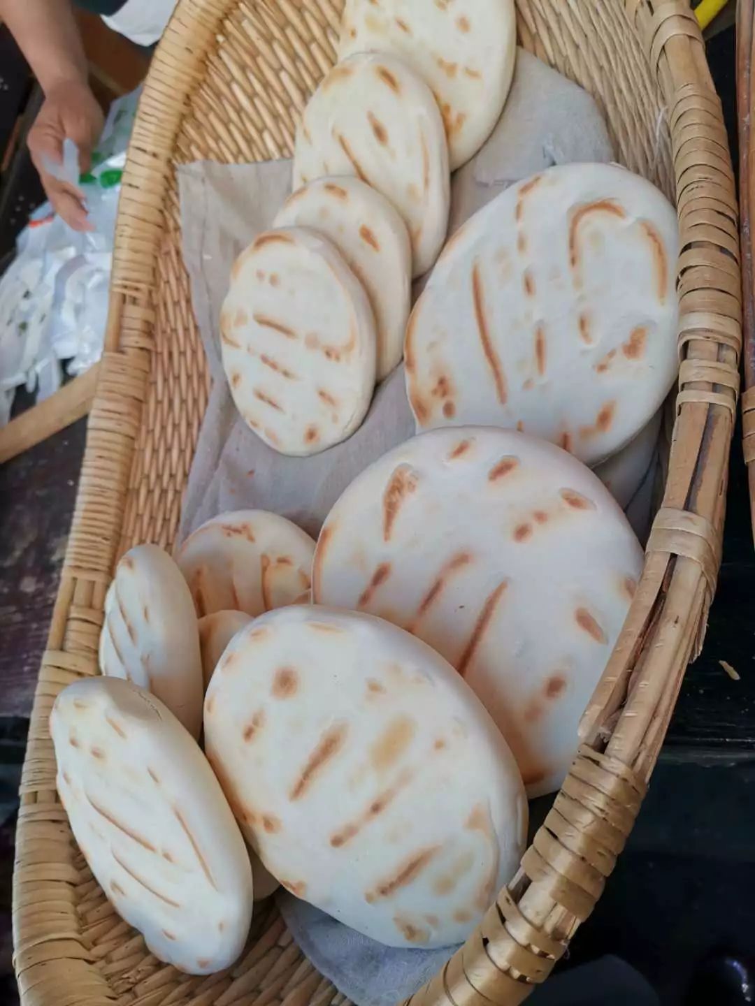 这里的饦饦馍,讲究"铜圈虎背菊花心",面坯为碗状,刚出锅的时候外面焦