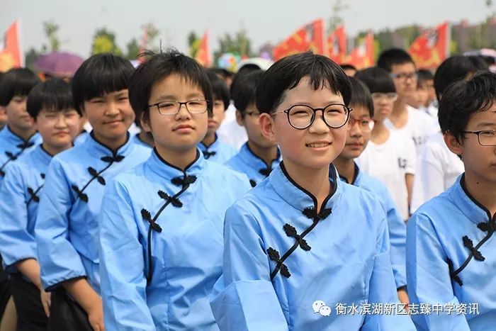 唱响新时代勇筑新高峰衡水滨湖新区志臻中学初一一级部三级部五月飞歌