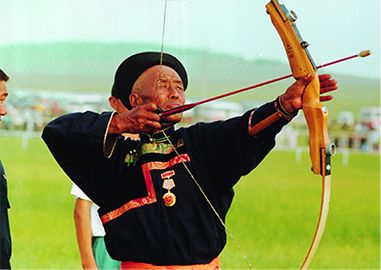 03套马套马是蒙古族的传统体育活动,原为牧民放牧时约束马匹的一种