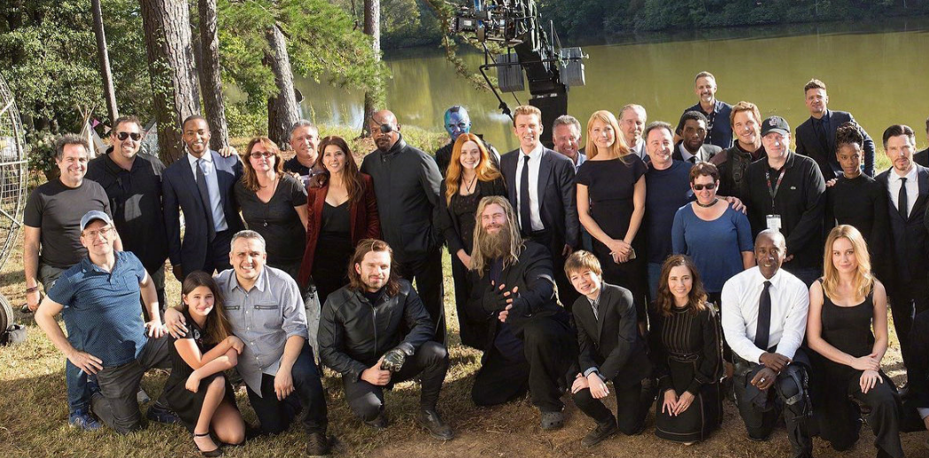 复联4导演分享钢铁侠葬礼大合影曾骗演员是婚礼走心了