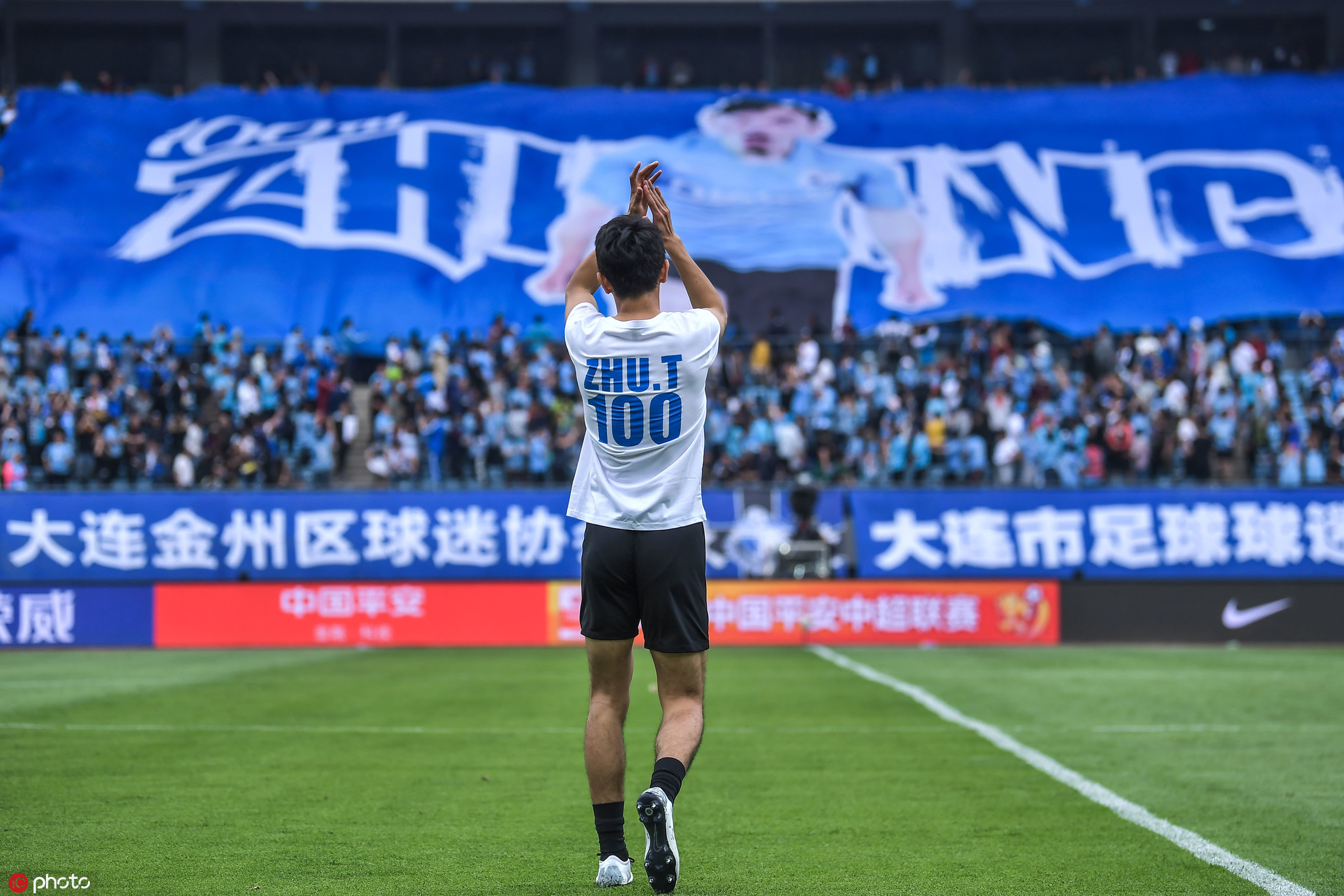 回家的孩子 球迷看台巨幅tifo致敬朱挺百场