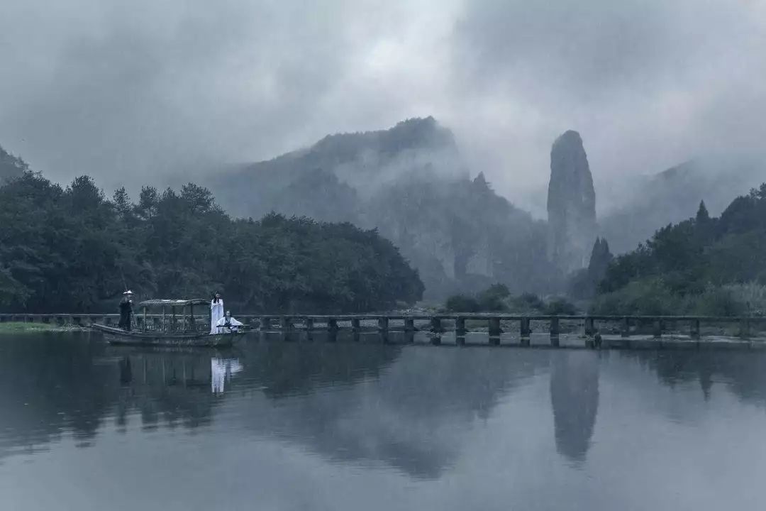 十面埋伏十面埋伏是一首中國琵琶大麴,同時也是中國十大古曲之一.