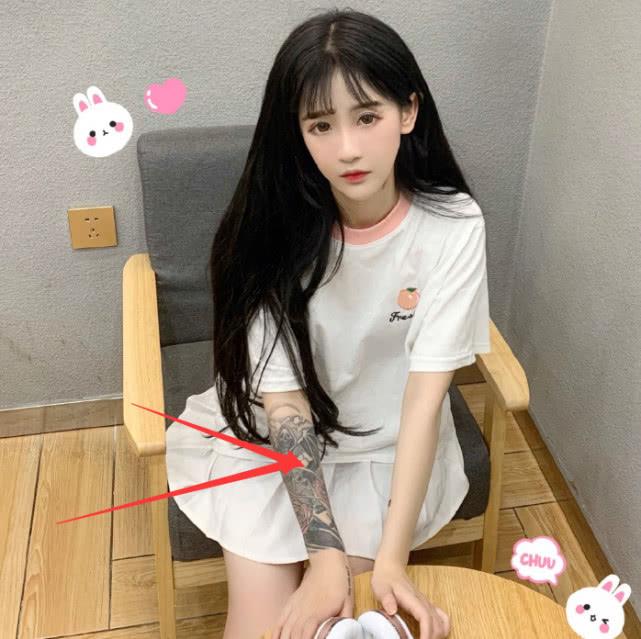 看到杨清柠胳膊上的图案,更有一些网友调侃说如果她