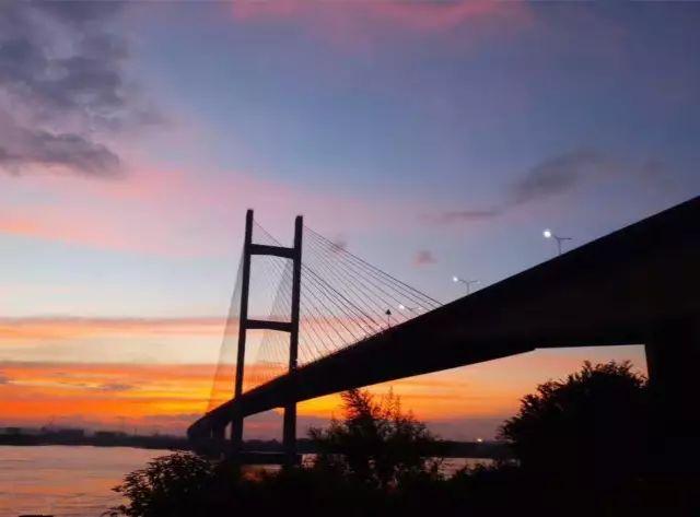 金利金马大桥.回龙澄湖古村.(以上两图)白诸布院碉楼.南岸象山.