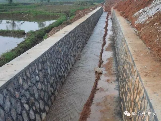 挖沟填筑路堤图片