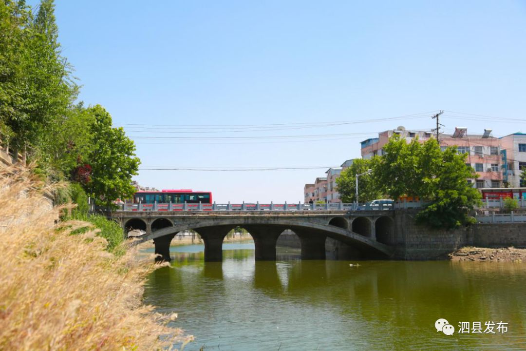 東出汴河路是座斜橋;通往電視臺的是座拱橋;漕運公園西北角是座板橋