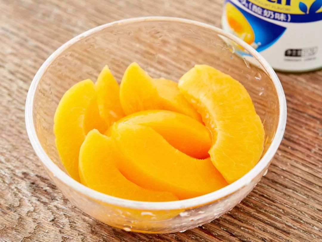 酸奶风味里,浸泡着大颗的黄桃果肉,边吃边喝,超满足