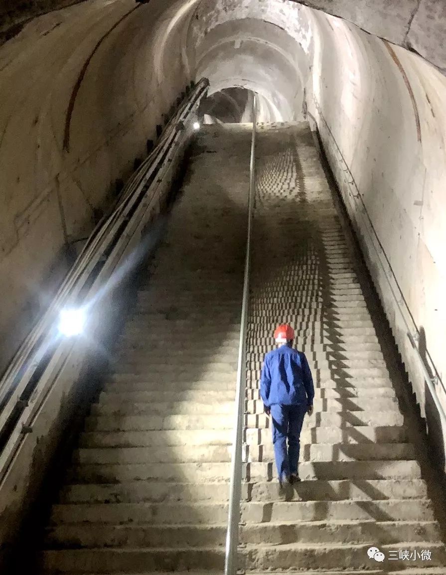 殊不知,其下竟有一个巨大的水下城堡——廊道