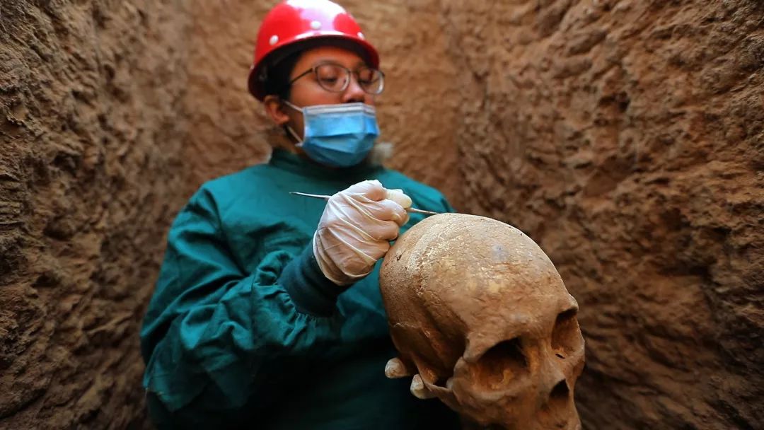 经过对人骨的进一步观察和研究,考古人员最终得出结论:墓主人去世时