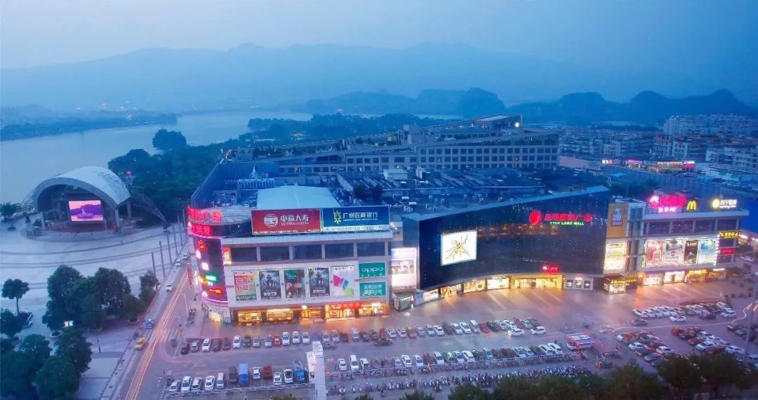 吸引了各大品牌进驻还有益华广场,星城广场,敏捷城.