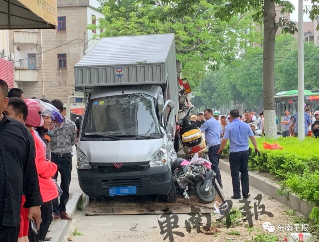 刚刚,惠安突发车祸!中巴接连与两辆电动车相撞