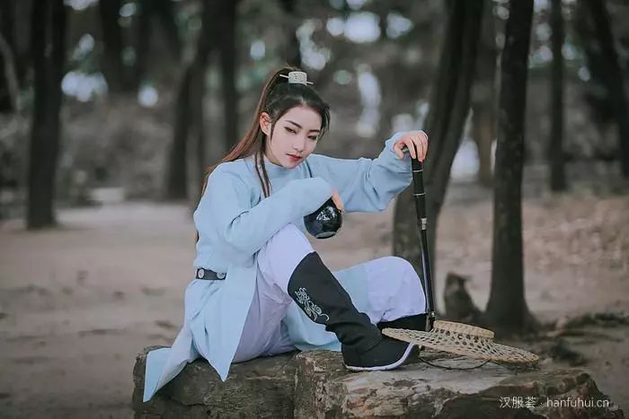 汉服武侠风侠客剑走偏锋