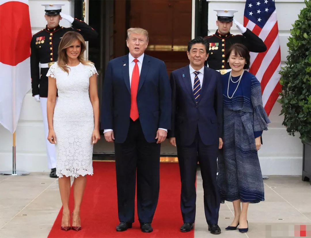 安倍昭惠终于扳回一局!身穿蓝色印花连衣裙,用柔美击败梅拉尼娅