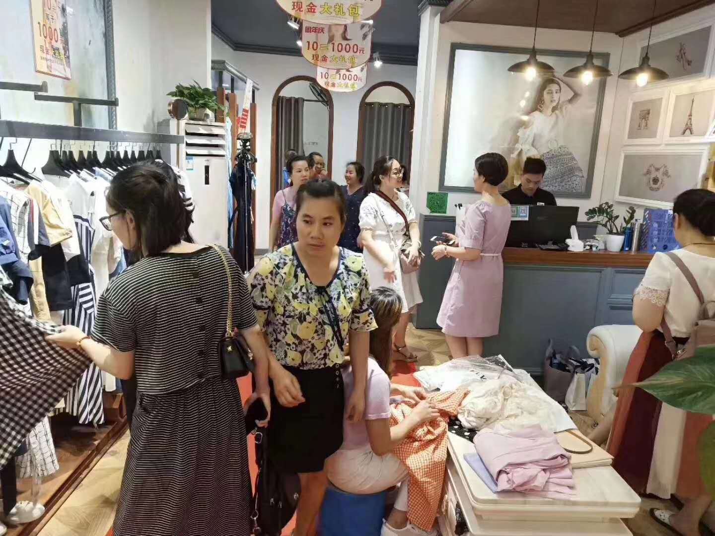 现在经营一家服装店,服装店主不仅要会挑选衣服,还要会搭配衣服.