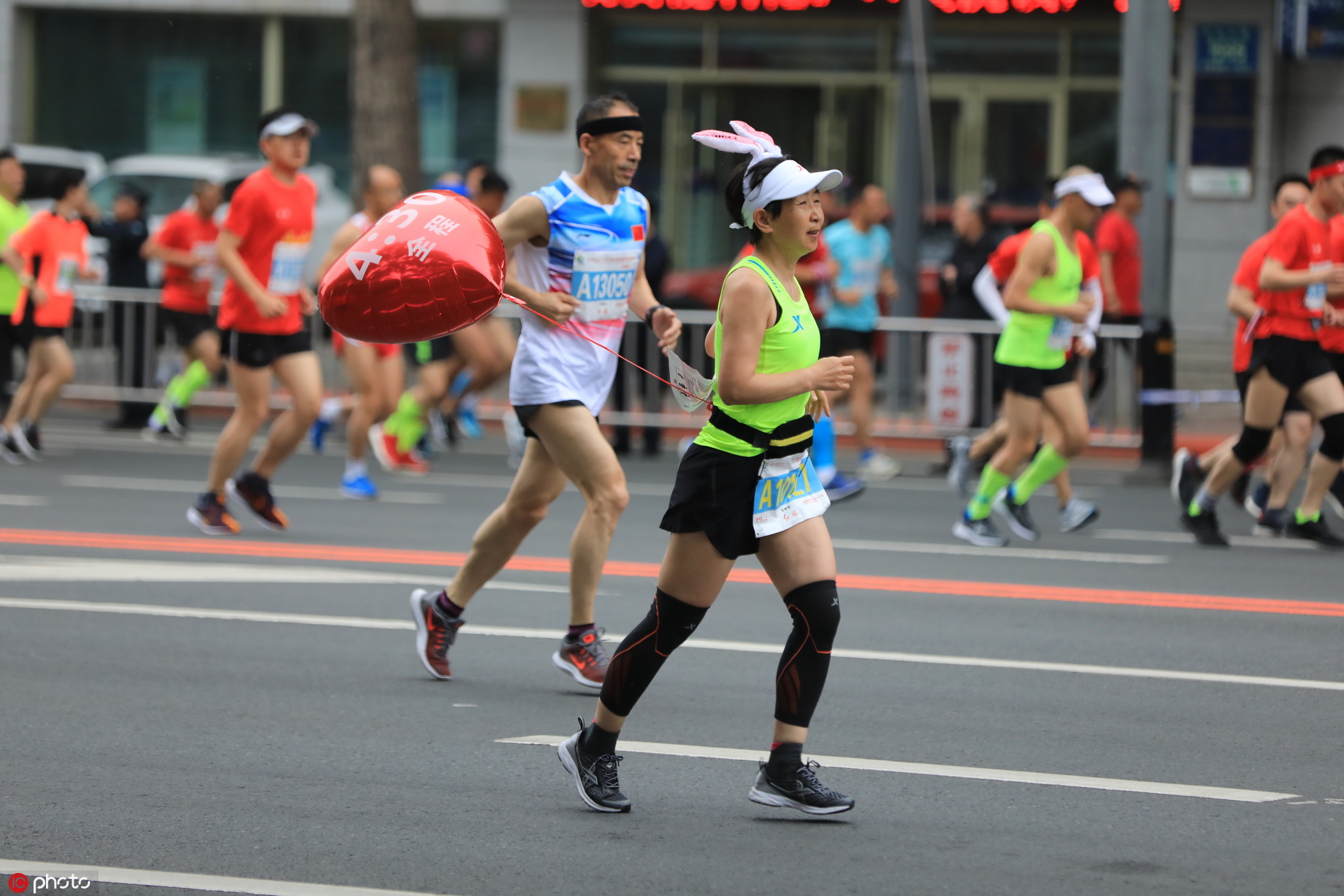 2019长春国际马拉松开跑 选手"奇装异服"很吸睛