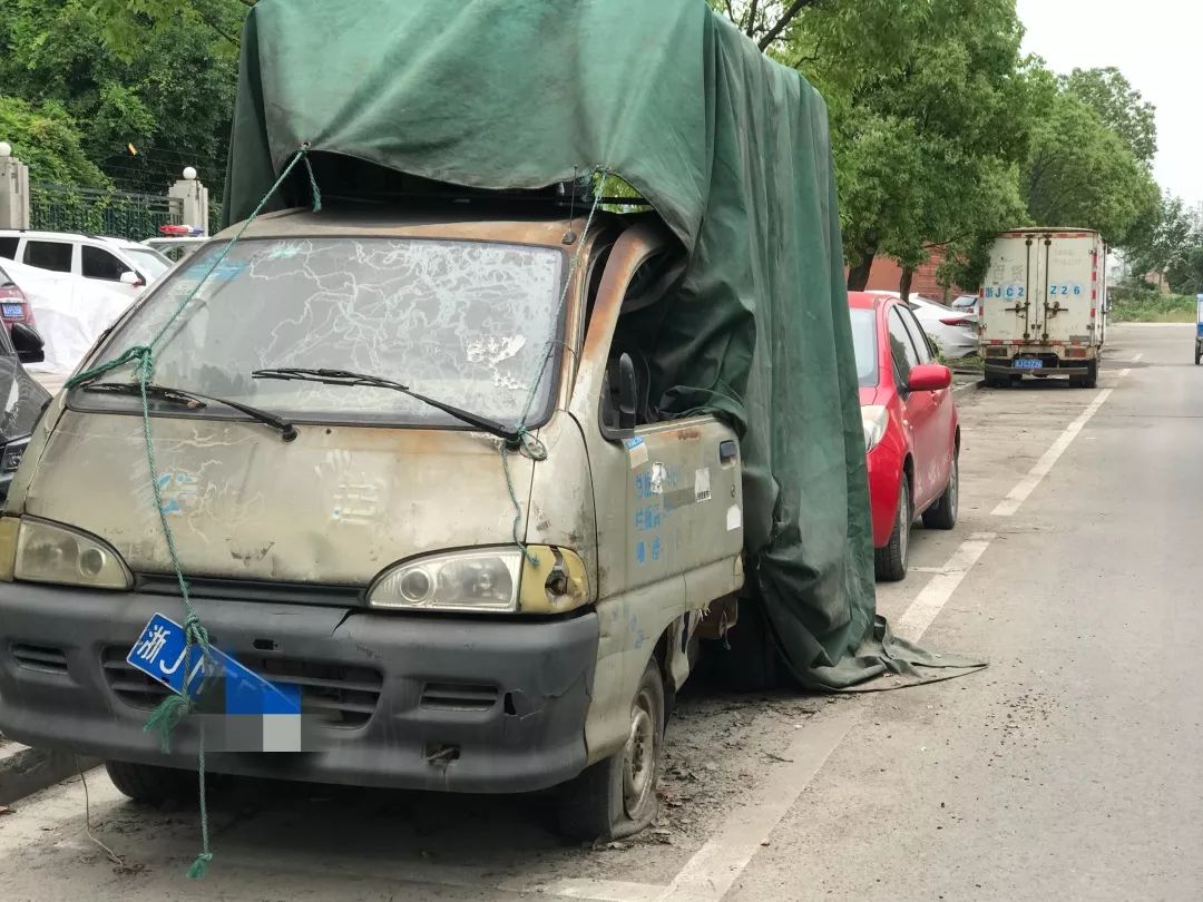 长期占用公共停车位这样的僵尸车你见过吗