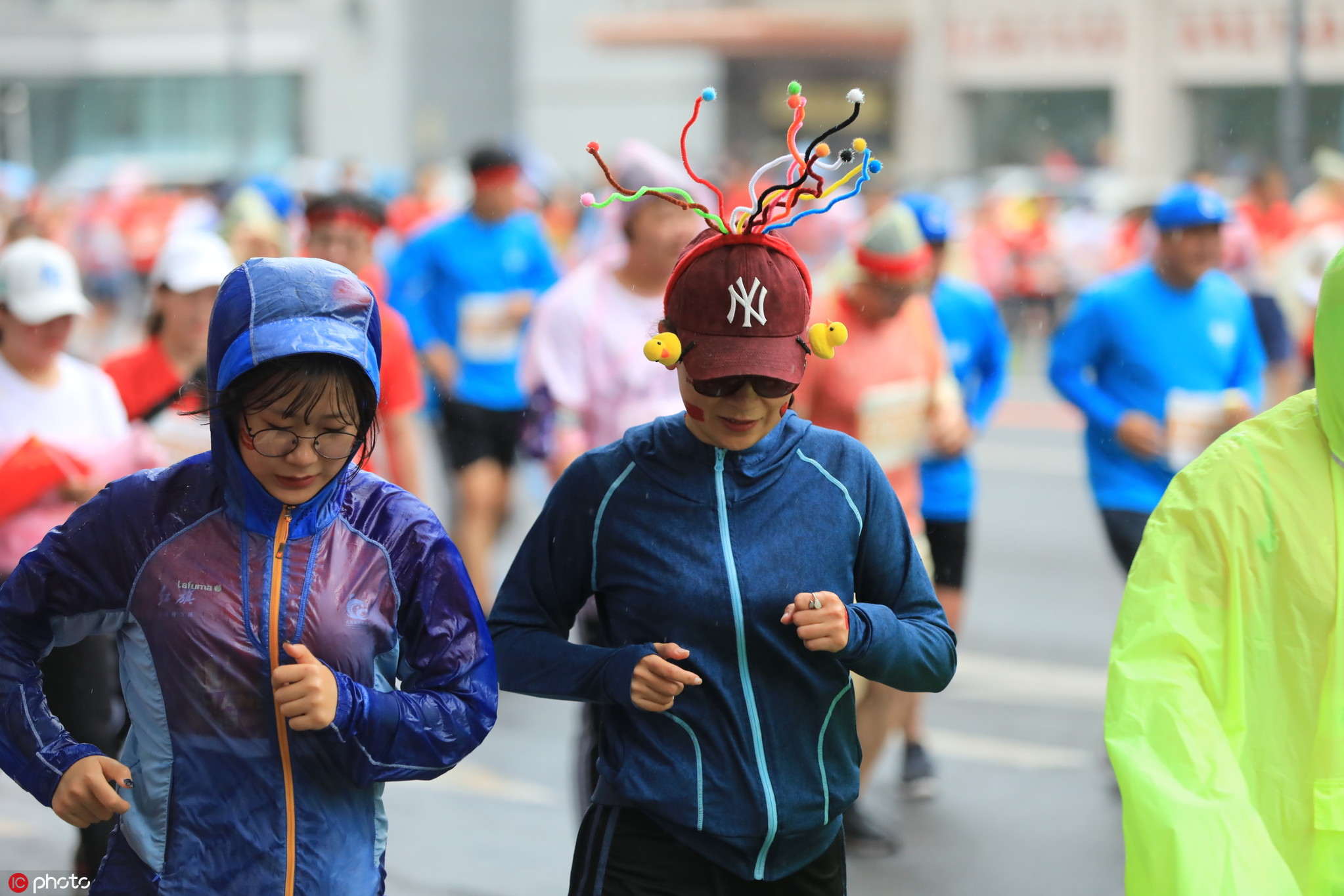 2019长春国际马拉松开跑 选手"奇装异服"很吸睛
