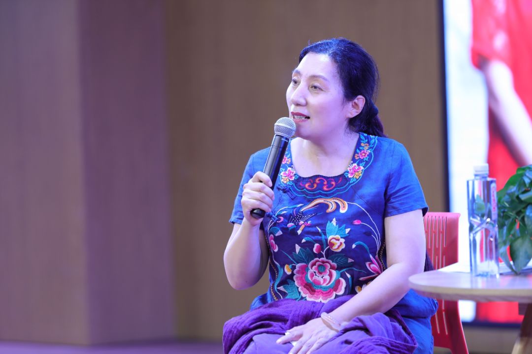 【文化新闻】诗人阿紫走进锦州"百城万人读中国"——让诗歌给我们力量