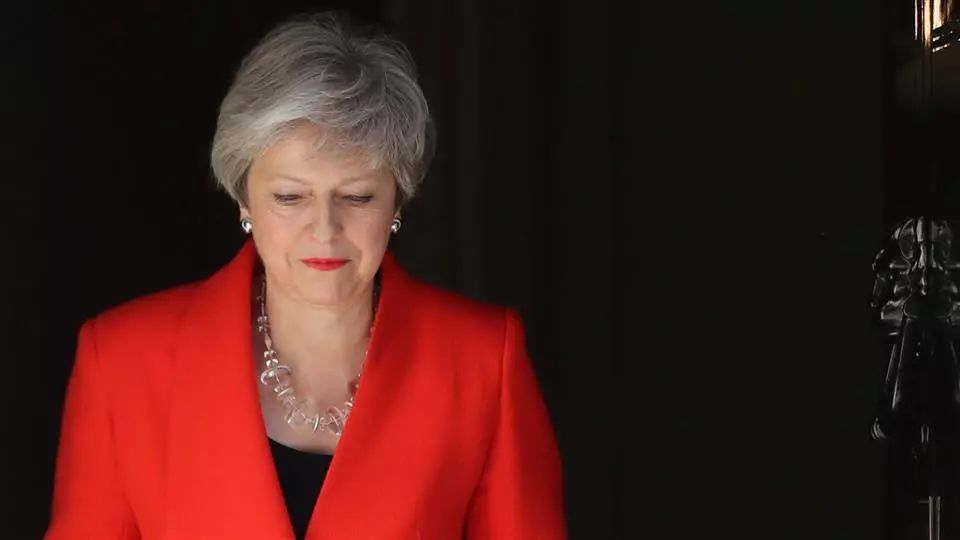 英国首相梅姨为什么要哭着辞职