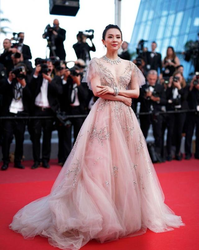 一袭香槟色吊带美绝_章子怡