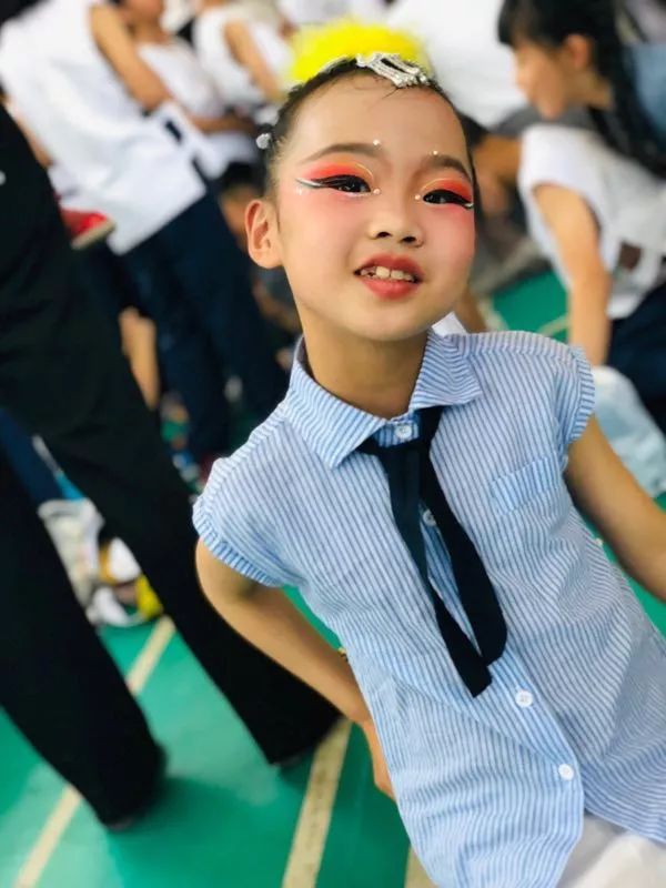 很着急表演啊小鸟们和她们的大树伯伯在一起快乐的生活伐木工人来了