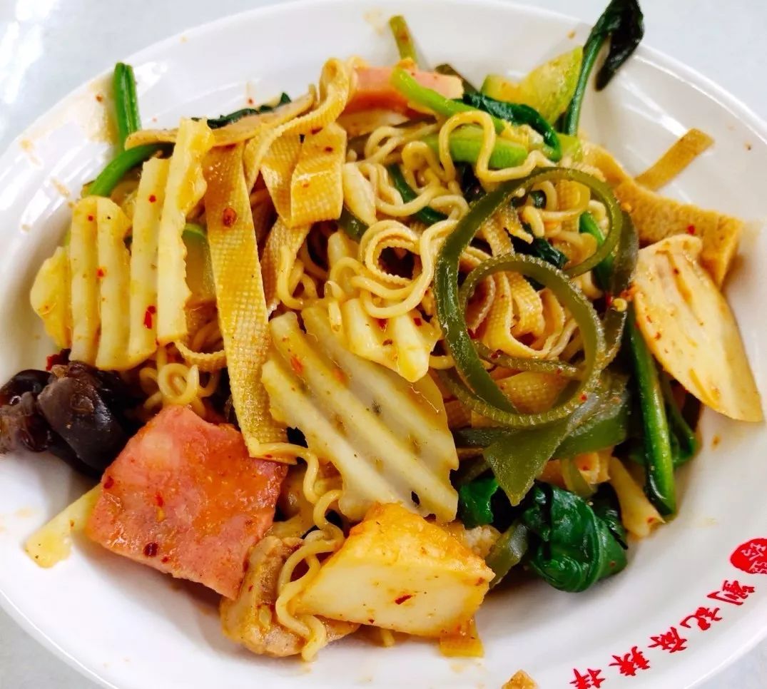 麻辣拌方便面鸡排胡椒拌的好意面香装的菜呀也不少铁板厚黑椒鸡排