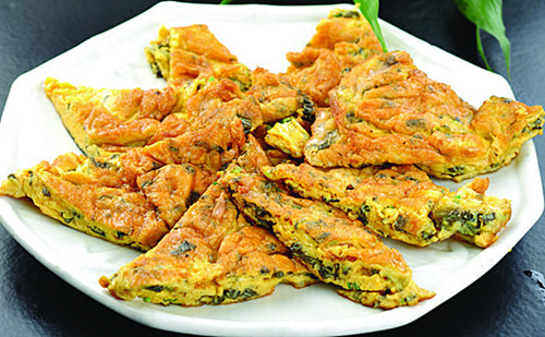 这菜就是刺五加,在乡下,有些人从山上砍些枝丫回来种在房前屋后,有的