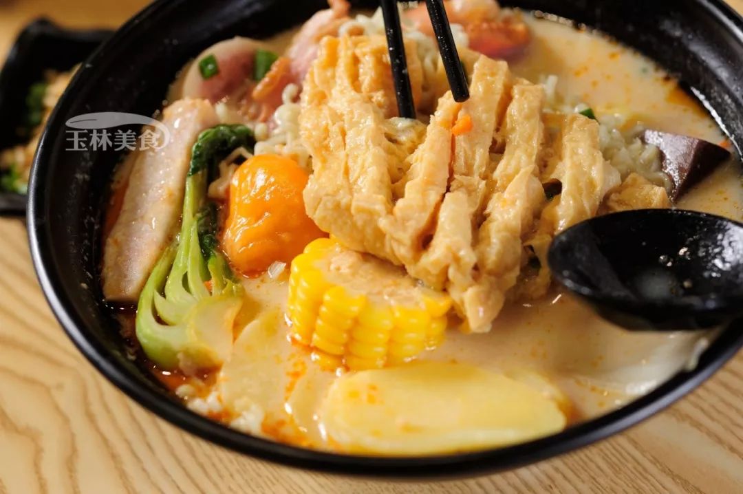 而他们家的麻辣烫,采用新鲜牛骨熬制2小时的汤做汤底,且每一份都是用