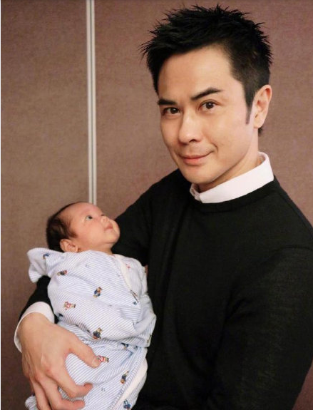 陈凯琳晒出儿子百天照并且首次曝光了孩子的正面照和中文名字