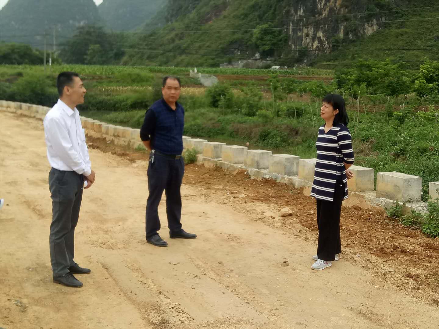 何婷婷副縣長到那甲河段巡河圖片餐甲村那錄河段巡河現場何婷婷副縣長